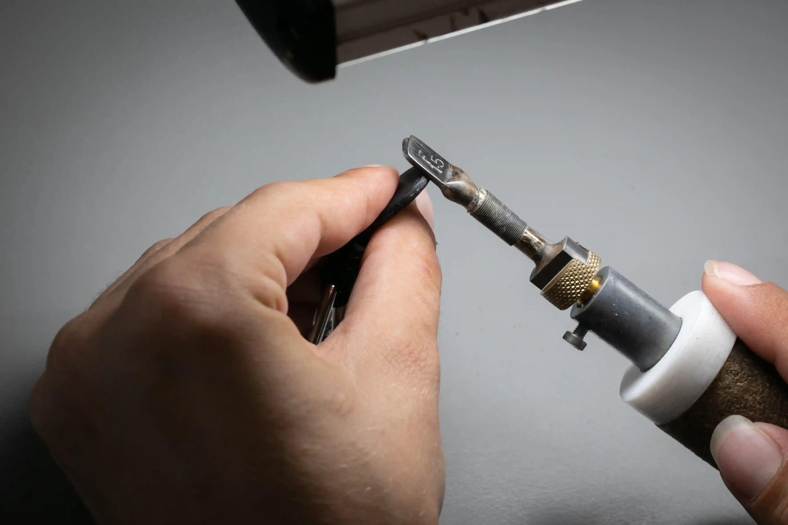 Rubi Cuir, atelier de maroquinerie française spécialisé dans le travail du cuir